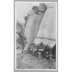  Eskimo women from the back,with child near