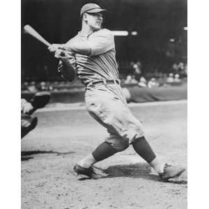  Lou Gehrig Swinging   1927