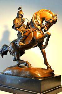 Bronze Krieger auf Pferd signiert Milo Bronzefigur Bronzeskulptur 