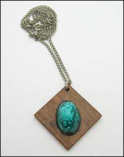 GREEN FOIL GLASS CAB Vintage NECKLACE on Wood Silverton  